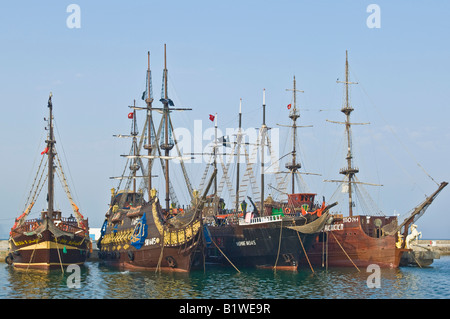 Verspotten Sie Galeone Stil hölzernen Segelschiffen, die Touristen für Tage Kreuzfahrten entlang der Küste führen in Hammamet Marina festgemacht. Stockfoto