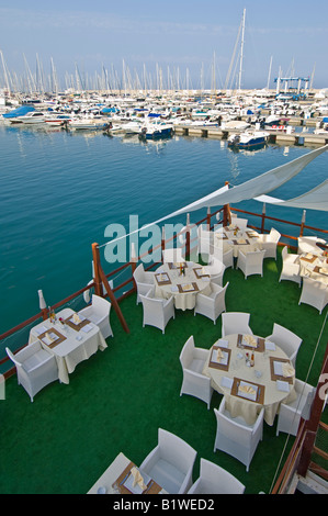 Tische aufgestellt bereit für das Abendessen in einer exklusiven waterside Restauarant in der Marina Yasmine Hammamet, Tunesien. Stockfoto