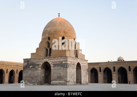 Kairo, Ägypten. Moschee Ibn Tulun, Waschung Brunnen im Innenhof Stockfoto