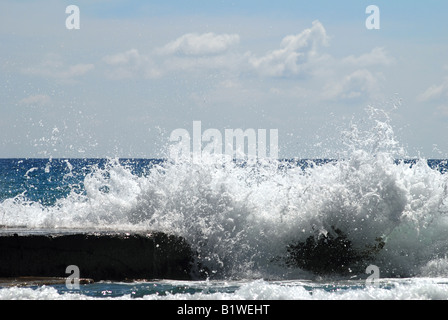 Wellen am Ionischen Meer, gesehen von der Küste der Insel Korfu in der Nähe von Sinarades Stadt, Griechenland Stockfoto