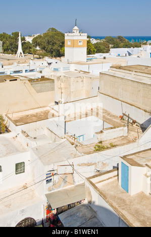 Ein Bild von den Mauern der Festung mit Blick auf die Medina in Hammamet.  Beachten Sie die Moschee Minarett oben Mitte. Stockfoto