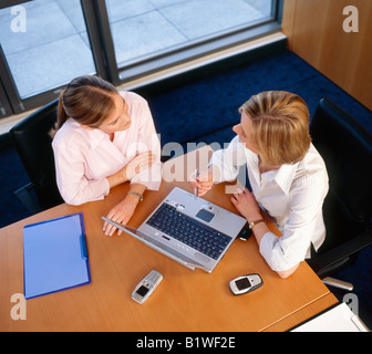 zwei Frauen bei Geschäftstreffen Stockfoto