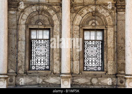 Kairo, Ägypten, Nordafrika. Moschee von Mohammed Ali, Zitadelle, Islamic Cairo Colonnaded Korridor im Innenhof Stockfoto