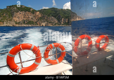 Bootsfahrt entlang der felsigen Küste der griechischen Insel Korfu (Ionisches Meer) Stockfoto