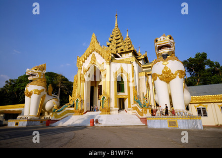 Eingang von Yangon SHWEDAGON-Pagode, mit großen Abbildung des Löwen, Chinte, Asien-MYANMAR-BURMA-BIRMA-YANGON Stockfoto