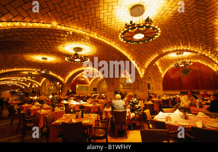 USA North America New York City Manhattan Oyster Bar Interior Grand Central Terminal Station mit Personen an Tischen unter Bögen Stockfoto