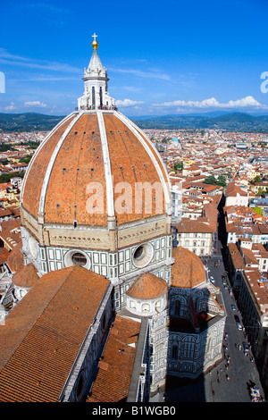 Italien Toskana Florenz Kuppel der Kathedrale Santa Maria del Fiore Dom von Brunelleschi mit Touristen auf Aussichtsplattform Stockfoto