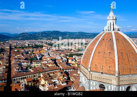 Italien Toskana Florenz Kuppel der Kathedrale Santa Maria del Fiore Dom von Brunelleschi mit Touristen auf Aussichtsplattform Stockfoto