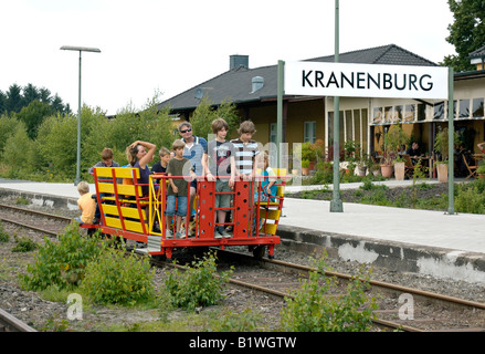 Gruppe von Personen auf einem Grenzland Draisine Kranenburg, unteren Rheinland angekommen. Stockfoto