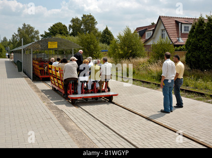 Gruppe von Personen auf einem Grenzland Draisine in Kranenburg, unteren Rheinland. Stockfoto