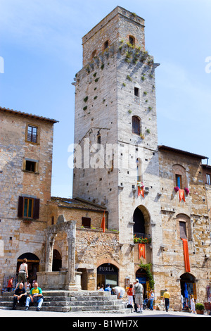 Italien Toskana San Gimignano Menschen sammeln um Brunnen in Piazza della Cisterna neben einem mittelalterlichen Türme der Stadt Stockfoto