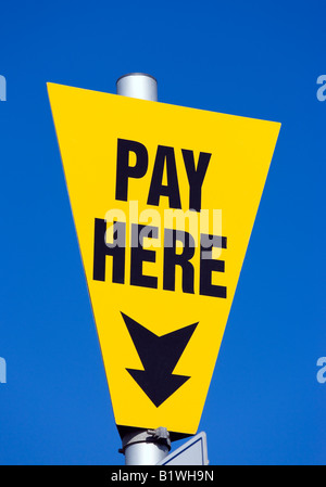 ENGLAND West Sussex Littlehampton gelbes Parkplatz Schild vor einem blauen Himmel mit schwarzer Schrift, Zahlen hier sagen