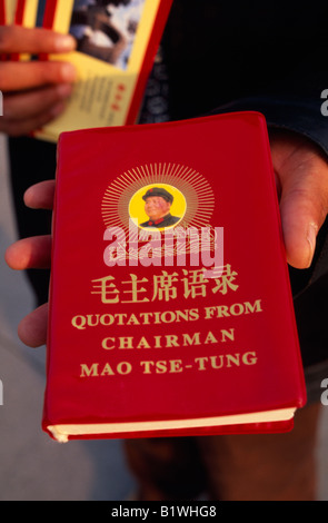 CHINA Asien Shanghai Platz des himmlischen Friedens Person, die Kopie der Gedanken des Vorsitzenden Mao Tse-Tung oder Mao Zedong Little Red Book Stockfoto