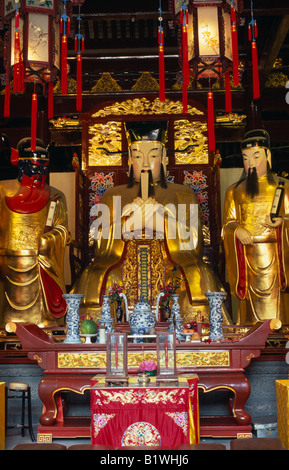 CHINA Asien Shanghai Yu Garten Tempel der Stadt von Gott drei goldene konfuzianischen Statuen hinter kleinen altar Stockfoto