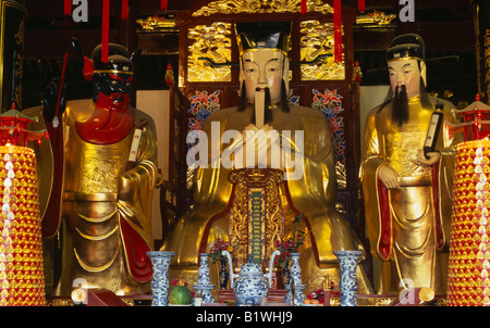 CHINA Asien Shanghai Yu Garten Tempel der Stadt von Gott drei goldene konfuzianischen Statuen hinter kleinen altar Stockfoto