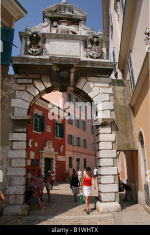 Gewölbte Tor in die Altstadt von Rovinj in Kroatien, Balkan Stockfoto