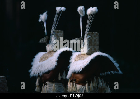 Pazifische Inseln Französisch-Polynesien Tahiti zwei Figuren gekleidet im Kostüm für Re-Enactment von einem alten Tahitian Krönung Stockfoto