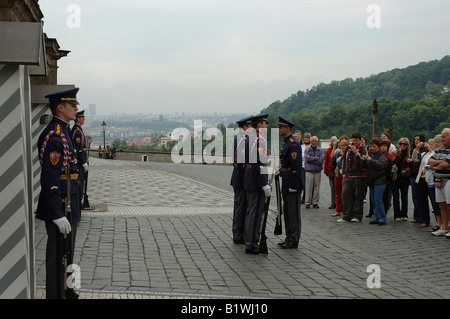 Ändern der Wachen, Prager Burg, Prag, Tschechische Republik, Osteuropa Stockfoto