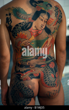 JAPAN-Menschen-Gangster oder Yakuza Gang-Mitglied im öffentlichen Bad Haus zeigt traditionelle Tattoos auf Rücken Stockfoto