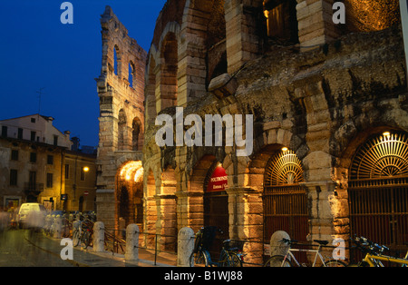 Italien Venetien italienische Seen Lake Garda Verona Piazza Bra Arena römische Amphitheater, die nachts beleuchtet Stockfoto