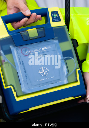 ENGLAND West Sussex Findon Dorf Schafe Fair Ambulance Service-Fahrer halten eine mobile Notfall fibulator Stockfoto