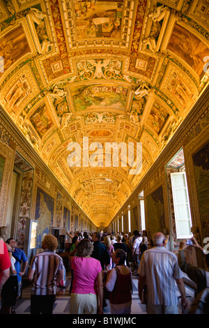 Italien Lazio Rom Vatikan Museum Touristen in Galerie der Landkarten zeigen beleuchteten Decke und Wände mit 16 Kartographie ausgekleidet Stockfoto