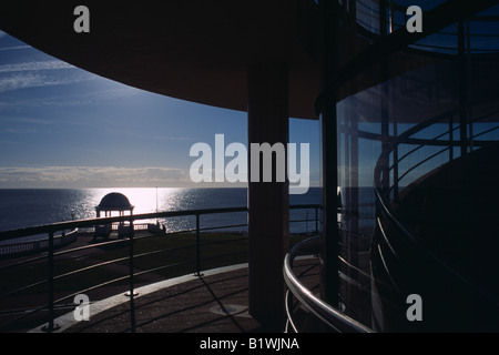 East Sussex ENGLAND Bexhill-on-Sea Art Deco De La Warr Pavilion Exterieur. Blick auf das Meer vom Sonnenterrasse von der Treppe-Sektion Stockfoto