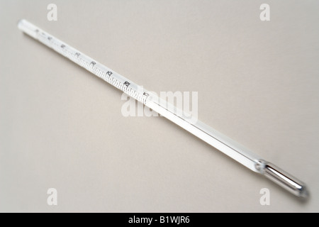 Wissenschaft Medical Messung Detail des weißen Quecksilber-Thermometer zeigt Temperaturniveau Skala und aufgehenden Merkur Stockfoto