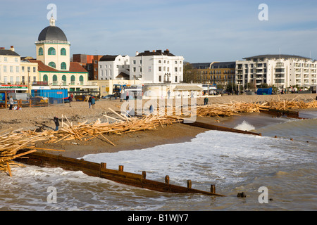 ENGLAND West Sussex Worthing Holz am Strand von Schiffbrüchigen Eisprinzessin mit Holz zwischen Buhnen bei Hochwassermarke Stockfoto