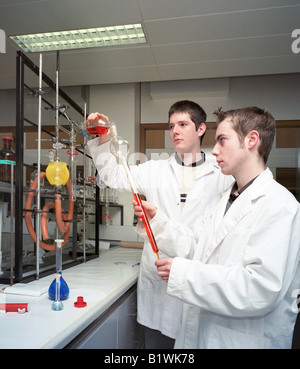 Pharmaziestudenten im Labor experimentieren Stockfoto