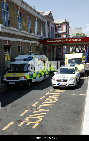 Krankenwagen und ein Militär Polizeifahrzeug geparkt außerhalb der Emergency Department of King College Hospital, Denmark Hill, London Stockfoto