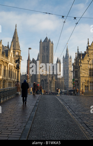 St.-Nikolaus-Kirche von einer Brücke über den Fluss Leie in Gent (Belgien) aus gesehen Stockfoto