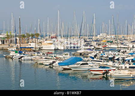 Einem hohen Aussichtspunkt auf Boote vertäut im Hafen von Yasmine Hammamet an einem sonnigen Tag mit blauem Himmel. Stockfoto