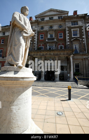 Statue von Robert Bentley Todd vor dem Haupteingang zum Hambledon Flügel des Kings College Hospital, Denmark Hill Stockfoto