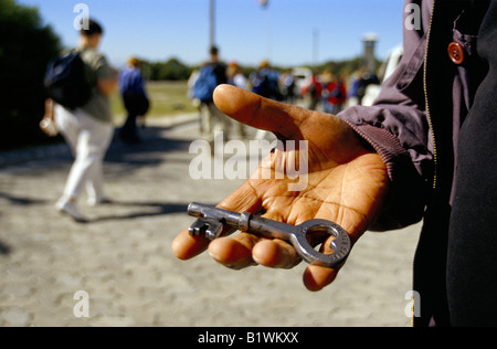 Der Schlüssel zu Nelson Mandelas Gefängnis Zellentür in Abschnitt B auf Robben Island, in der Hand der Reiseleiter und ex-Häftling gehalten. Stockfoto