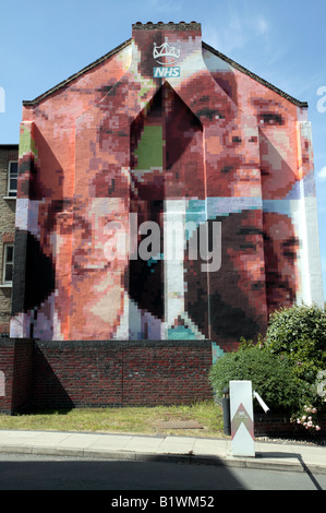 NHS-Thema multikulturelle Wandbild an der Seite der Mitarbeiter-Gesundheit-Gebäude, Kings College Hospital, Denmark Hill, London Stockfoto