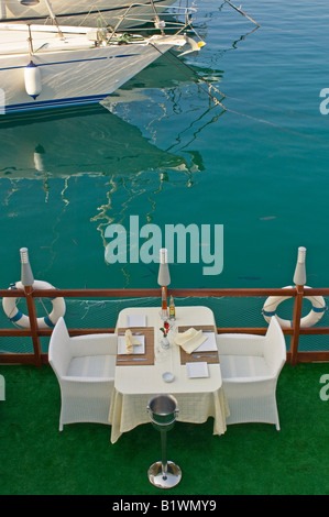 Eine Tabelle eingerichtet, bereit für das Abendessen in einer exklusiven waterside Restauarant in der Marina Yasmine Hammamet, Tunesien. Stockfoto