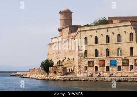 Marseille Hafen Eingang Fort St. Jean mit einer Outdoor-Ausstellung von Gemälden an den Wänden zeigen. Stockfoto