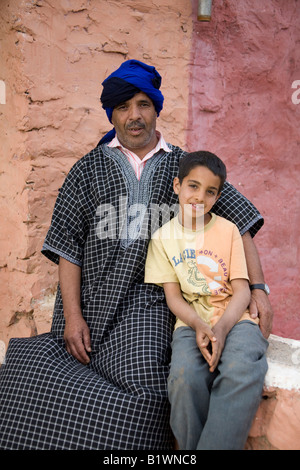 Morocan Touareg Schäfer + Sohn mit blauen Turban mit Blick auf Smiling.89294 Morocco Stockfoto