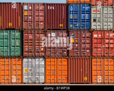 Verschiedene Container gestapelt Hafen Antwerpen Stockfoto