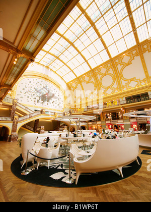 Stadsfeestzaal Interieur einer berühmten Antwerpen shopping-Hotspot mit bar und lounge-Bereich Meir Antwerpen Flandern Belgien Stockfoto