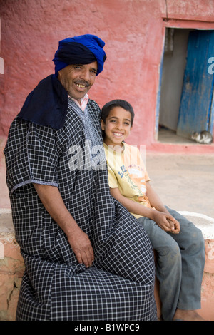 Morocan Touareg Schäfer + Sohn mit blauen Turban mit Blick auf Smiling teeth.89295 Morocco Stockfoto