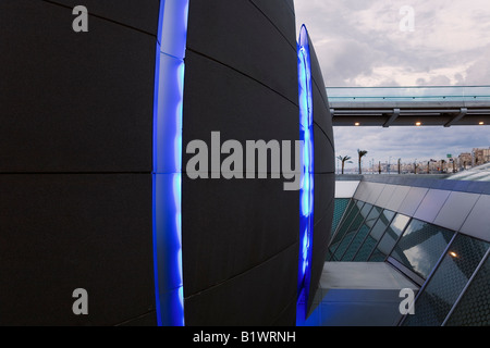 ALEXANDRIA Ägypten Afrika das Planetarium in der Bibliotheca Alexandrina bei Abenddämmerung Seitenprofil beleuchtet Stockfoto