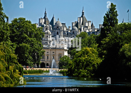 Blick von St. James Park über den See nach alten Admiralität Gebäude, Whitehall, London. Stockfoto