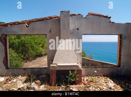 Im verlassenen Haus in Sinarades Stadt auf der griechischen Insel Korfu Stockfoto