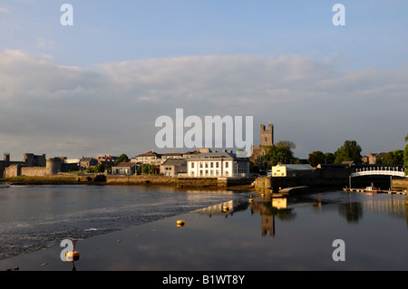 St. John's Castle und St. Marien Dom Stand durch den Fluss Shannon. Limerick, Irland. Stockfoto