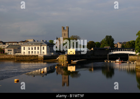 Str. Marys Kathedrale reflektiert auf dem River Shannon. Limerick, Irland. Stockfoto
