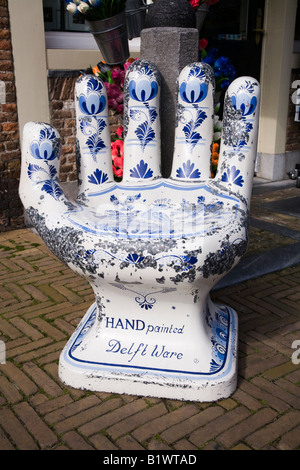 Große Keramik übergroße Hand Platz draußen ein Geschäft für Royal Delfter Keramik, in Delft. Niederlande. Stockfoto