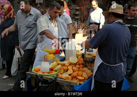 Mann, Verkauf von frisch gepressten Orangensaft aus Warenkorb in Istanbul Stockfoto