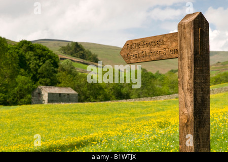 Öffentliche Wegweiser aus Holz im Swaledale, Yorkshire Dales National Park, England, UK Stockfoto